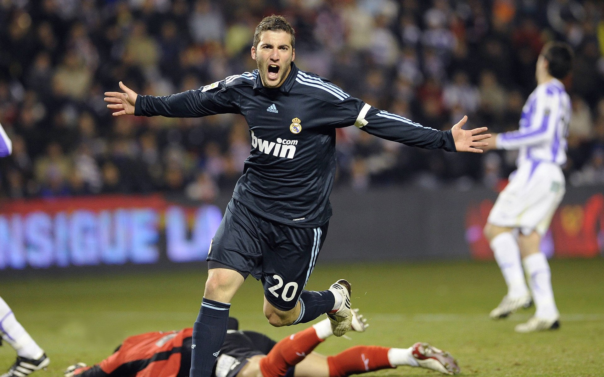 梅西重要时刻比赛局势复杂，美国队带队取胜！观众掌声雷动